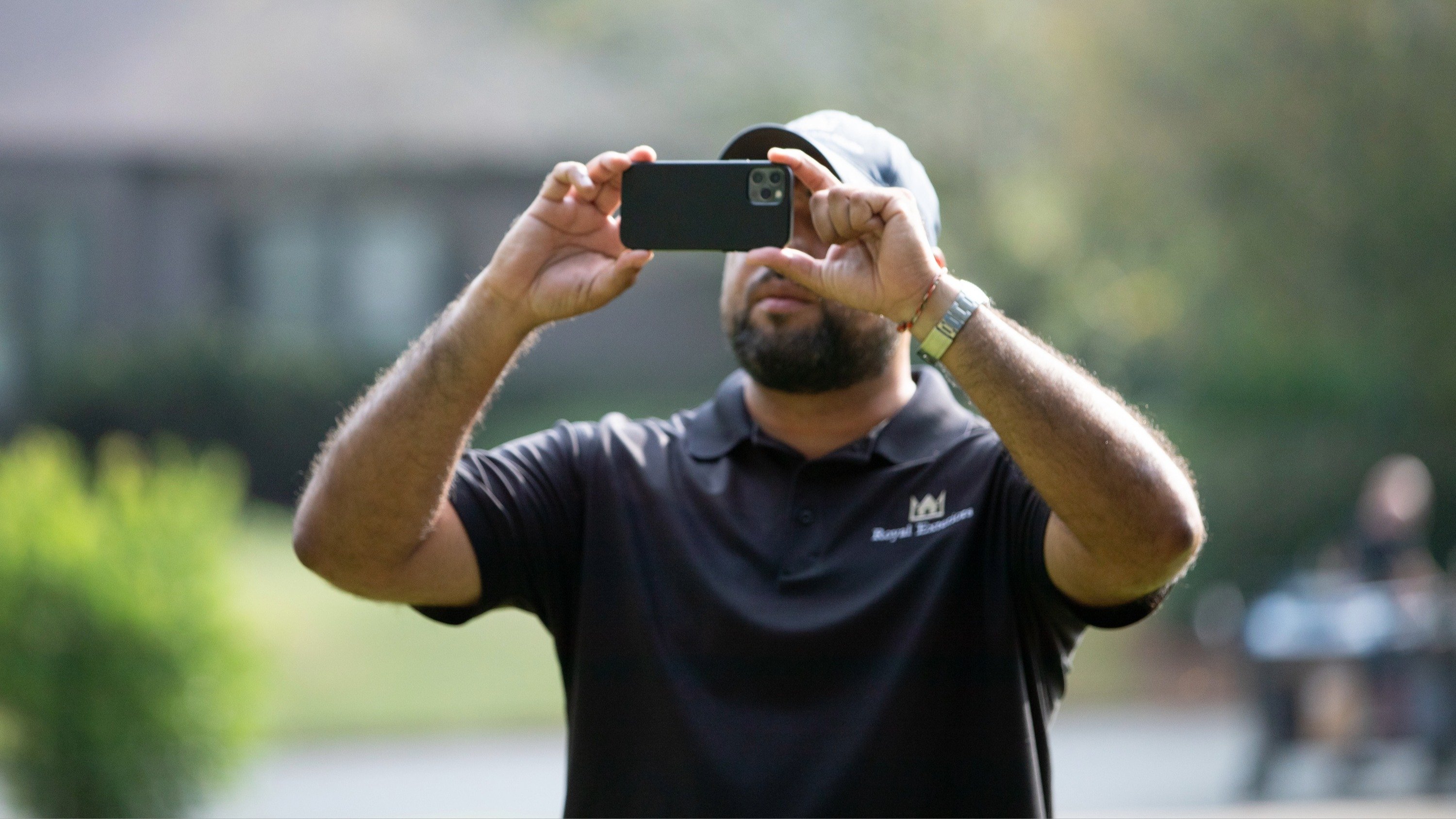 hover contractor scanning a home with smartphone